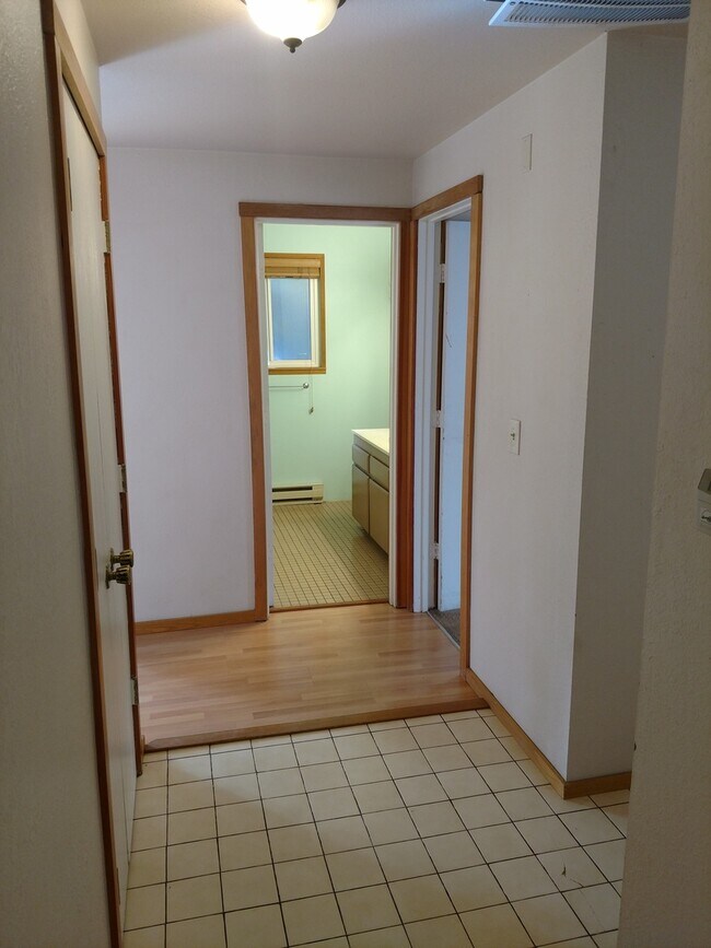 Building Photo - 2 bed 1.5 bath Downtown Bend - Large Master - Fenced Yard