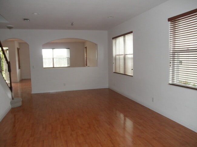 Building Photo - THOUSAND OAKS