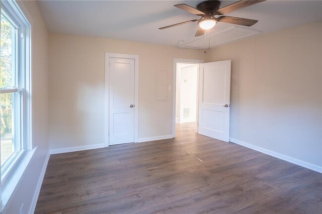 Building Photo - 2710 Maple Rd SE