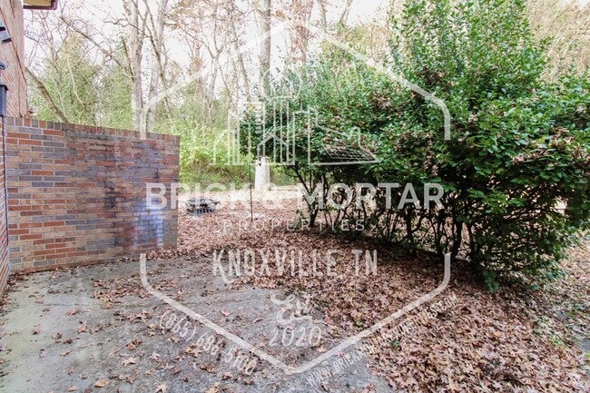 Building Photo - 4003 Valley View Dr NE