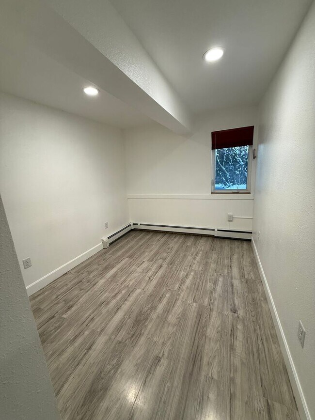 Building Photo - 1315 Ballaine Rd