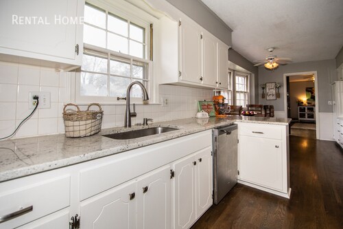 Building Photo - Remodeled Ranch w/Fin Bsmt Fenced Yard in ...