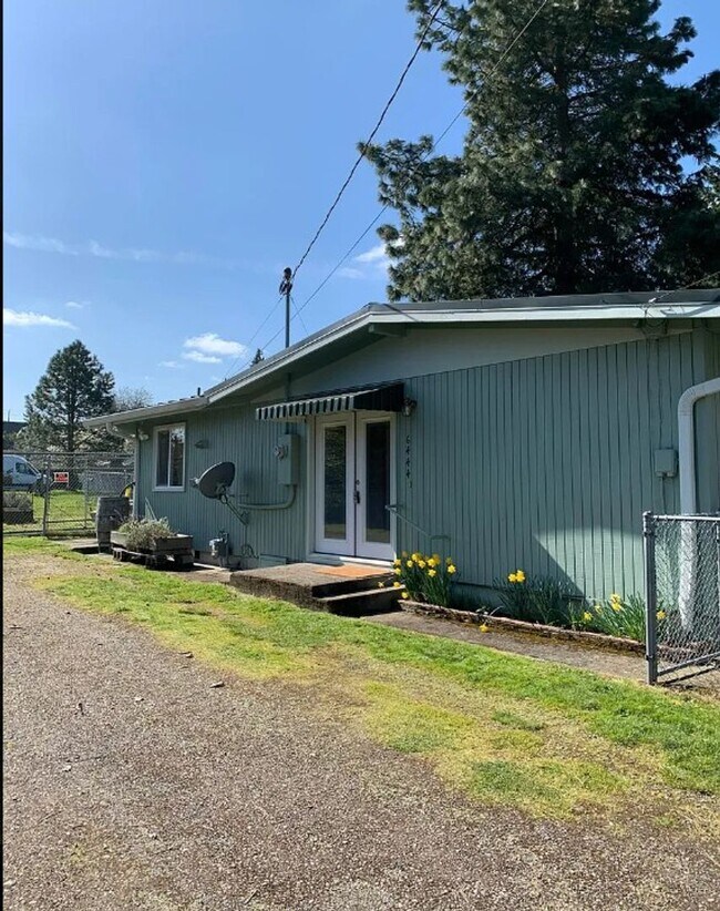 Building Photo - Charming 3-Bed 2bath Single-Level Home in ...