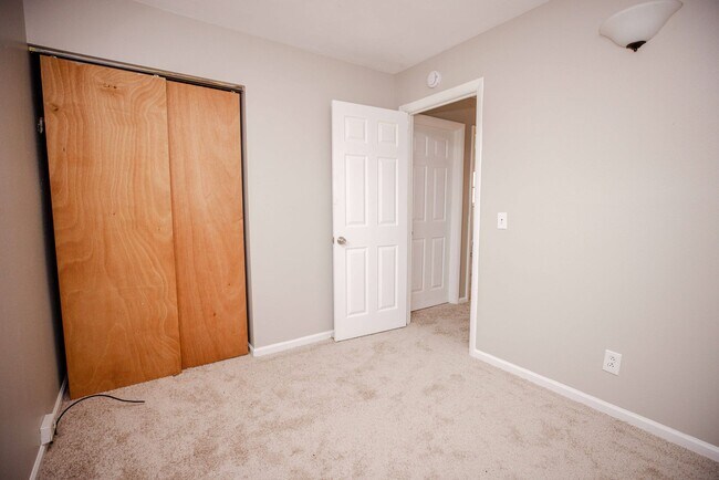 Building Photo - Nice ranch style three bedroom home in washington local schools