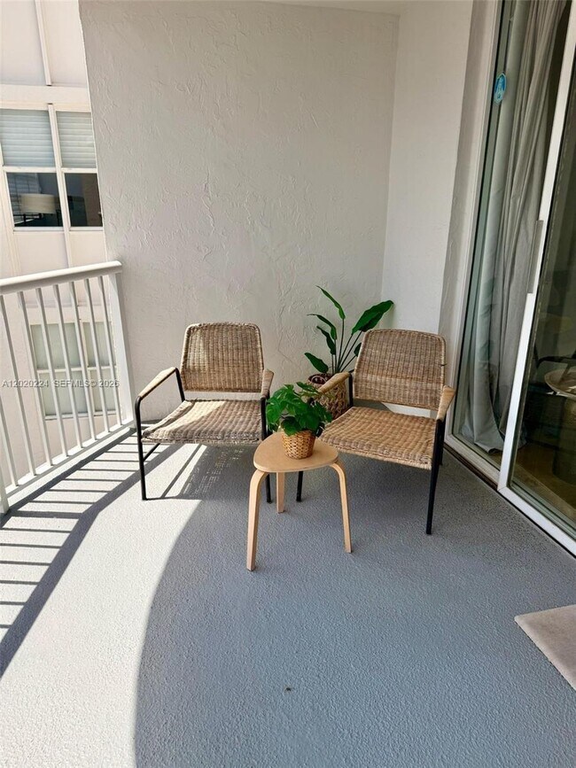 Building Photo - 1420 Brickell Bay Dr