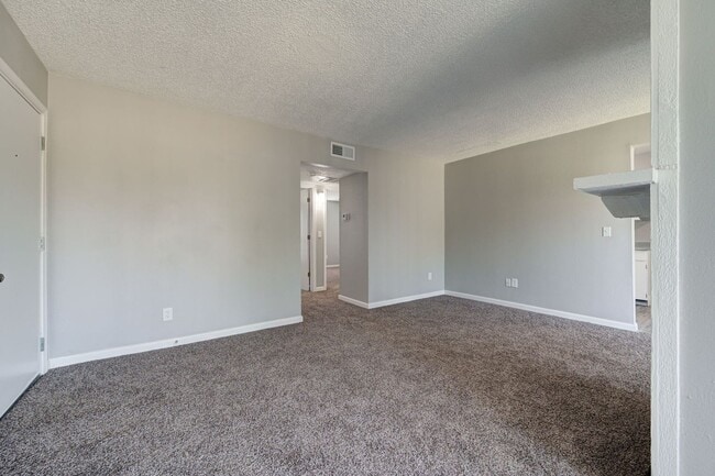 Building Photo - 2 Bed 1 Bath Apartment