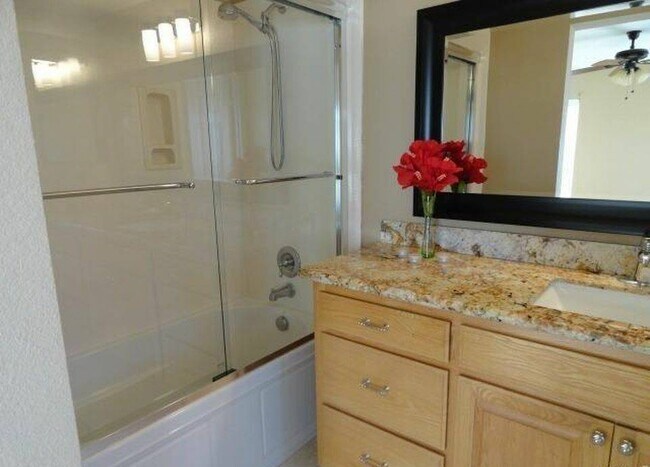 Building Photo - 557 Loch Lomond Way