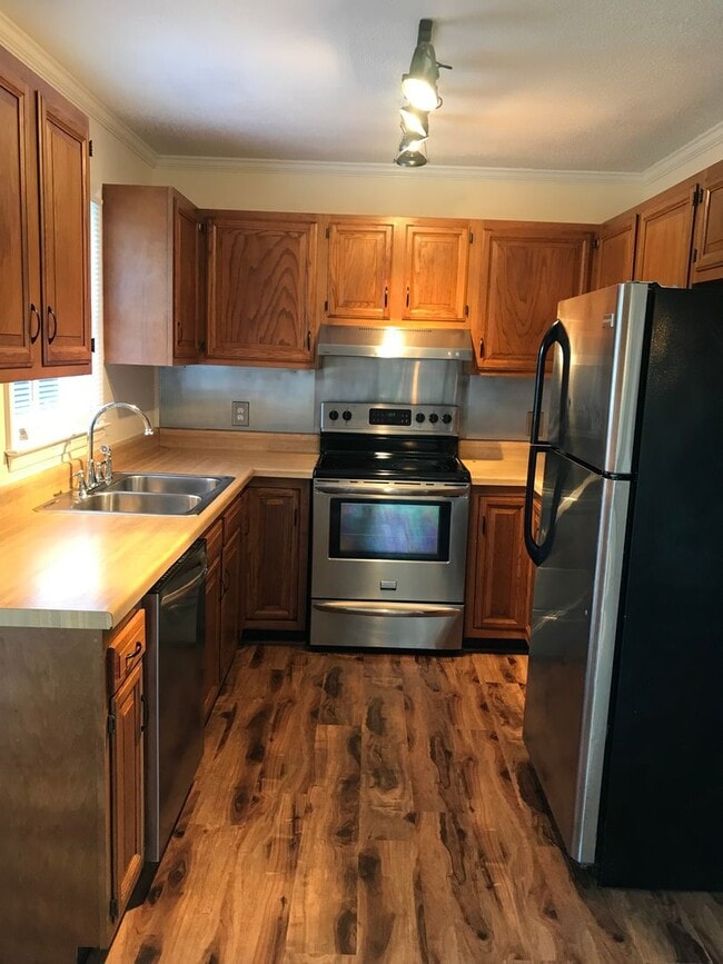 Building Photo - 112 Sycamore St