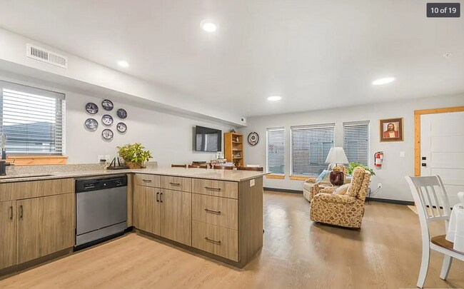 Building Photo - AWESOME 2 BED 1 BATH WITH AWESOME AMENITIE...