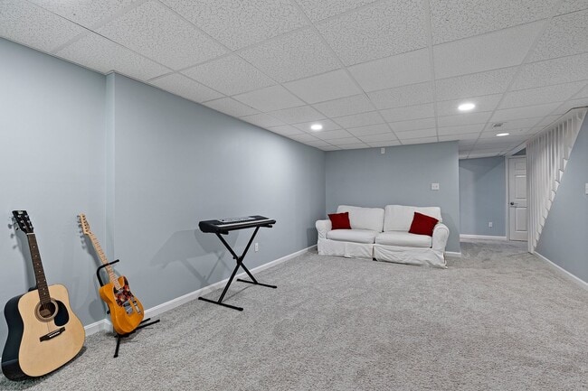 Building Photo - Beautiful End Unit Townhome in Weatherhill Farms