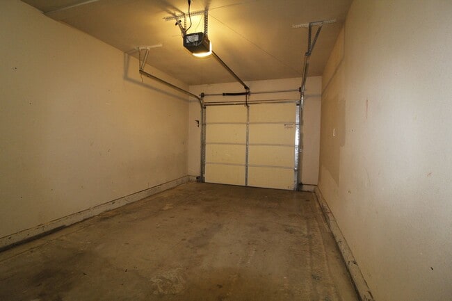 Building Photo - Charming 3-Bedroom townhouse with Garage &...