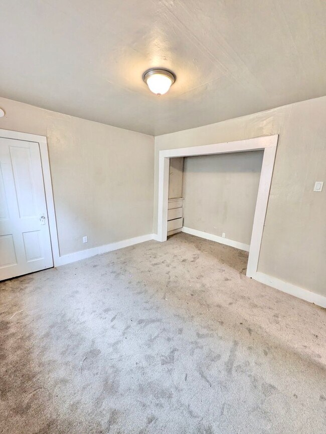 Building Photo - 1833 E 3rd St