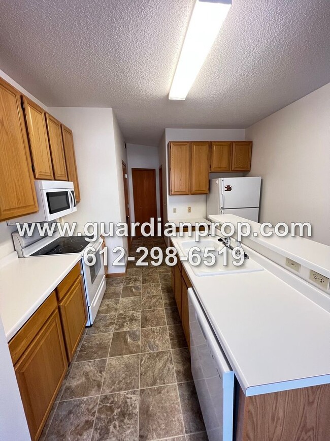 Building Photo - End Unit Woodbury Townhouse Available Now,...