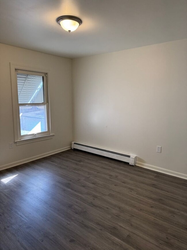 Building Photo - 3 Bedroom / 1 Bathroom Home in Allentown!