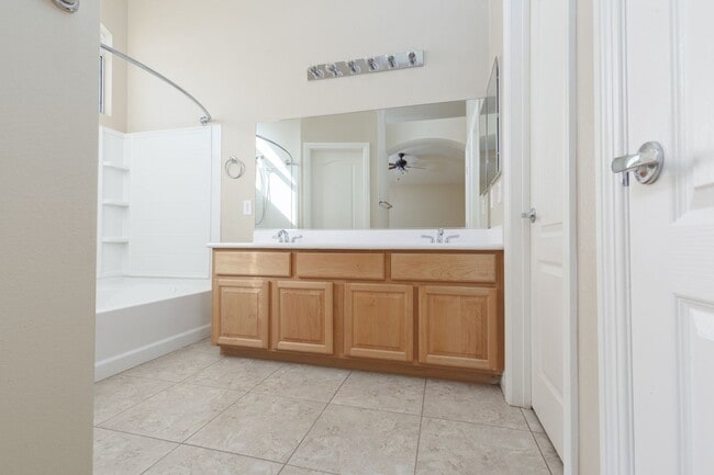 Building Photo - LARGE 3 BED, 2.5 BATH TOWNHOME IN GATED ALIANTE POOL COMMUNITY