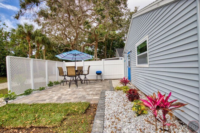 Building Photo - Annual Cottage minutes from Manasota Key Beach!  (2 Units on Property)