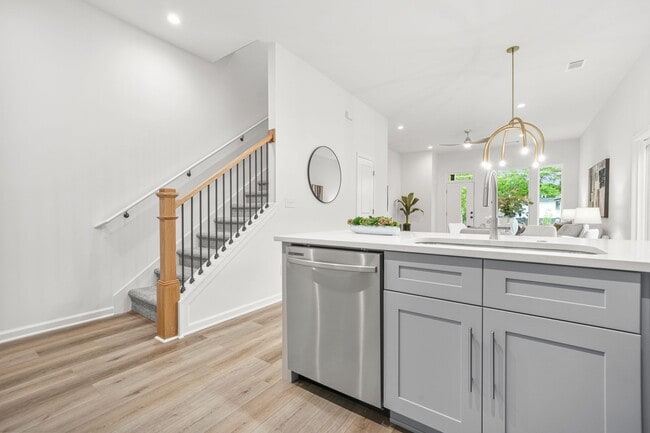 Building Photo - 1223 Oakland Dr SW