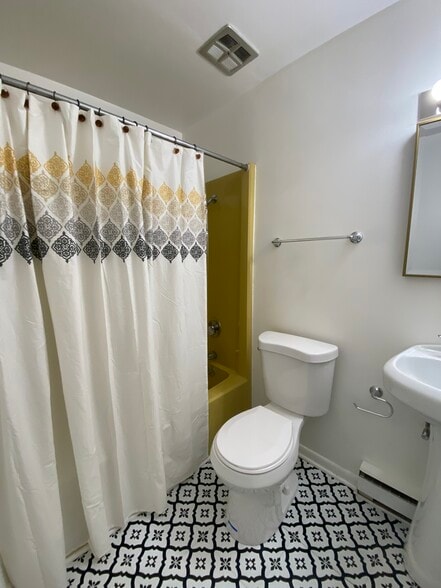 Full Bathroom - 214 S Bloomington St