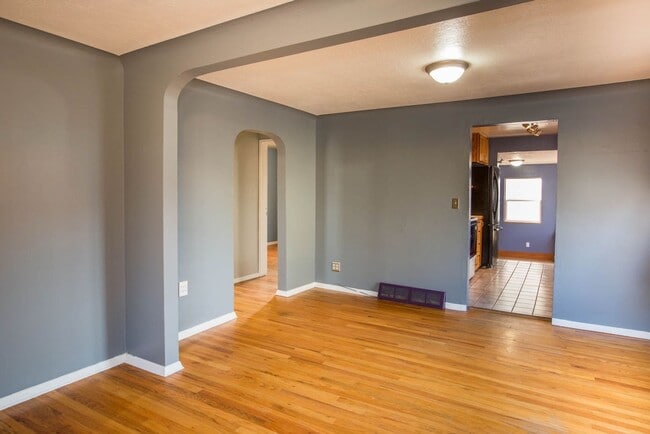 Building Photo - Centrally located single family home 2 bed...