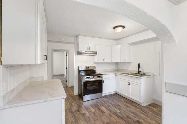 Building Photo - REMODELED 3 Bed | 1 bath | FENCED IN YARD ...