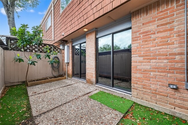 Building Photo - 500 N Post Oak Ln