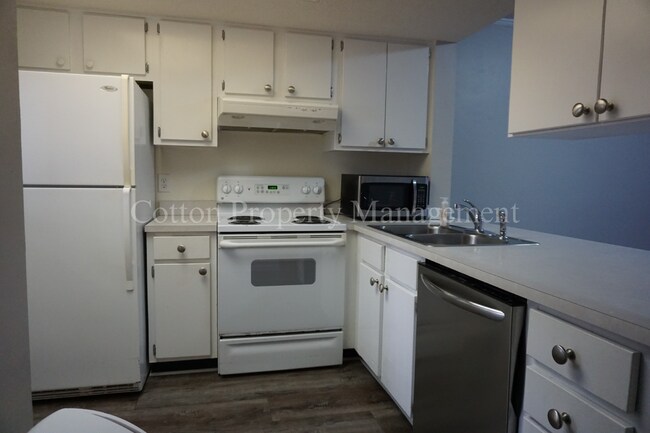 Building Photo - 2BR/2BA Condo - Great Location in Midtown Wilmington on Holly Tree / $1,199 /month Includes Water...