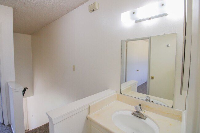 Building Photo - 2 Bedroom Townhouse Style Apartment with Private Fenced Patio
