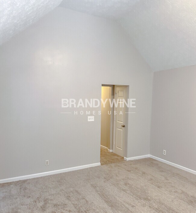Building Photo - One month FREE RENT!