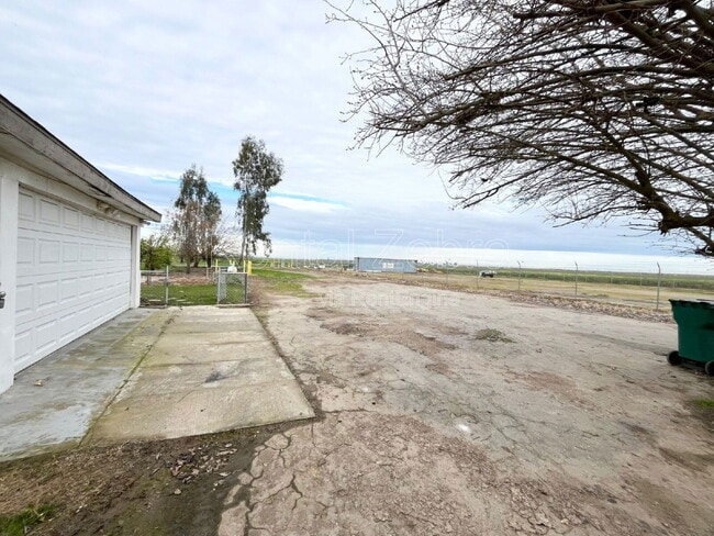 Building Photo - 11986 E Harvey Pettit Rd