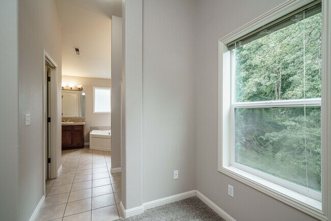 Building Photo - $500 Move In Special  4 Bedroom 2.5 Bath New Carpet and Fresh Paint