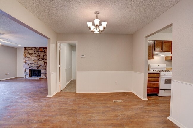 Building Photo - PETS NOT ALLOWED - Newly renovated duplex unit in the heart of midtown Tulsa