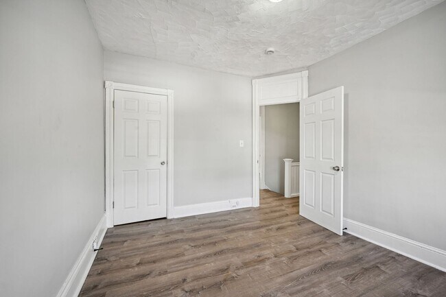 Building Photo - Newly Renovated 5BR/2BA Brownstone, Washer/Dryer