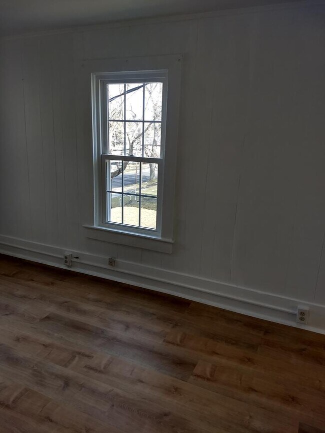 Building Photo - 118-120 W 6th St