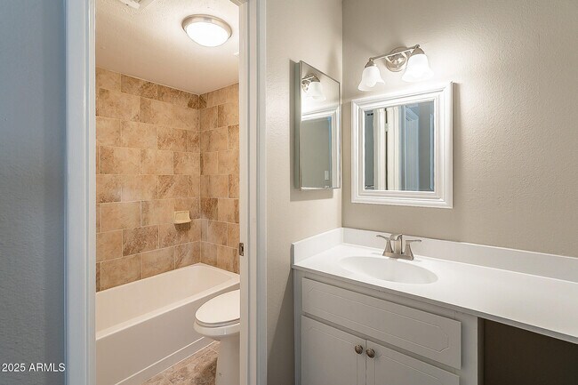 Building Photo - 11026 N 28th Dr