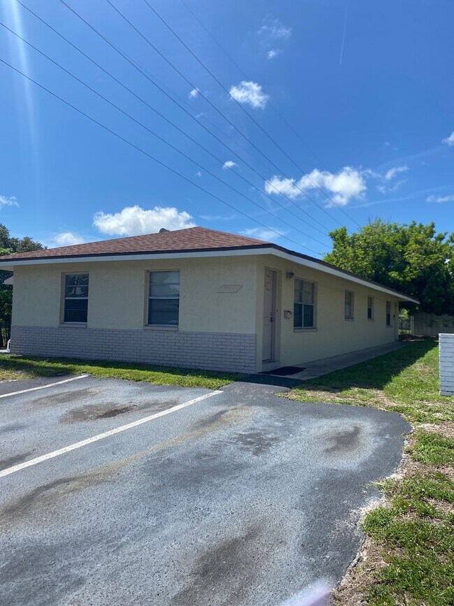 Building Photo - 2 BEDROOM, 1 BATH APARTMENT HOME - PINELLAS PARK