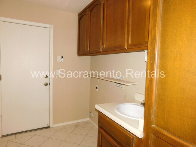 Building Photo - 7452 Santa Susana Way