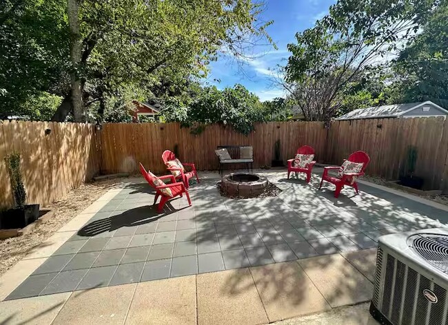 Building Photo - 2210 Christian St