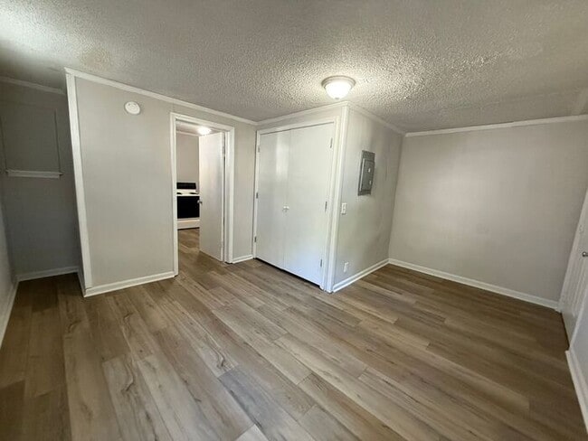 Building Photo - Renovated 4 Bedroom Duplex Unit in South N...