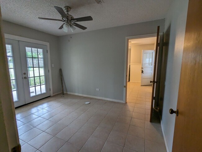 Building Photo - 3 Bed 1 Bath, Arkansas Side