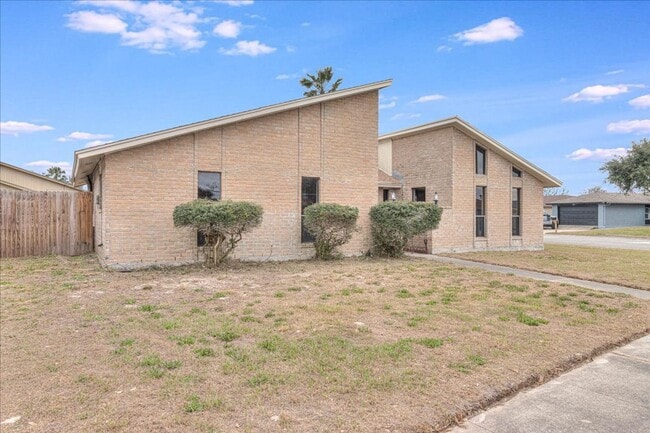 Building Photo - 985 Crossbill St