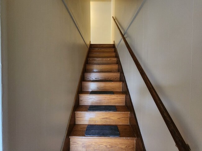 Building Photo - 6233 Mountain View Dr