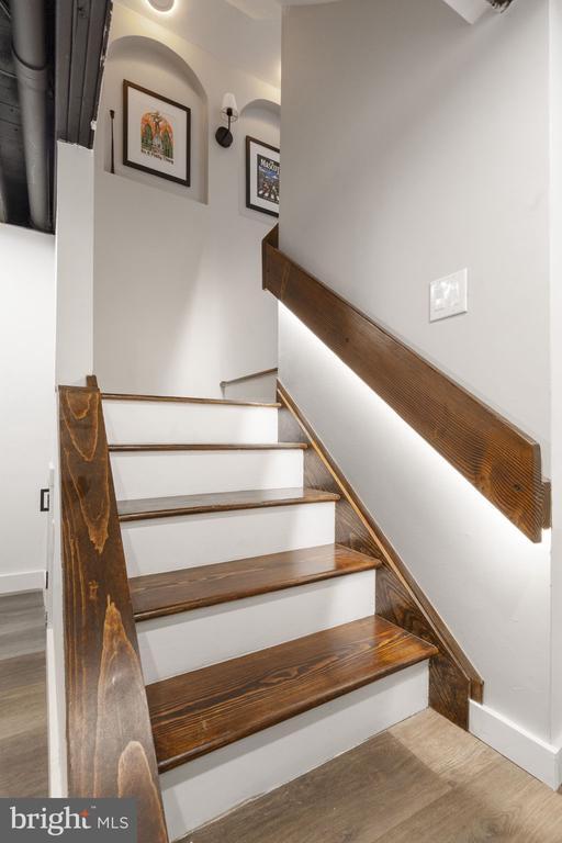 Building Photo - 526 E Thompson St