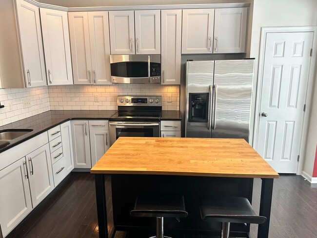 Building Photo - Amazing Three Bedroom Townhome in Southend!