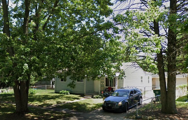 Primary Photo - Three Bedroom for Rent!