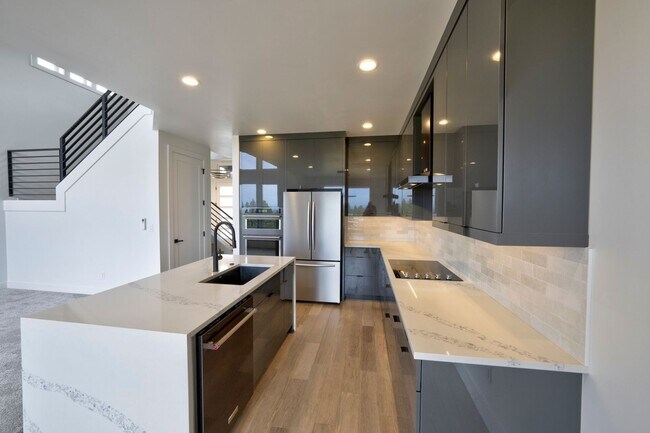 Building Photo - 2580 N W Awbrey Point Cir