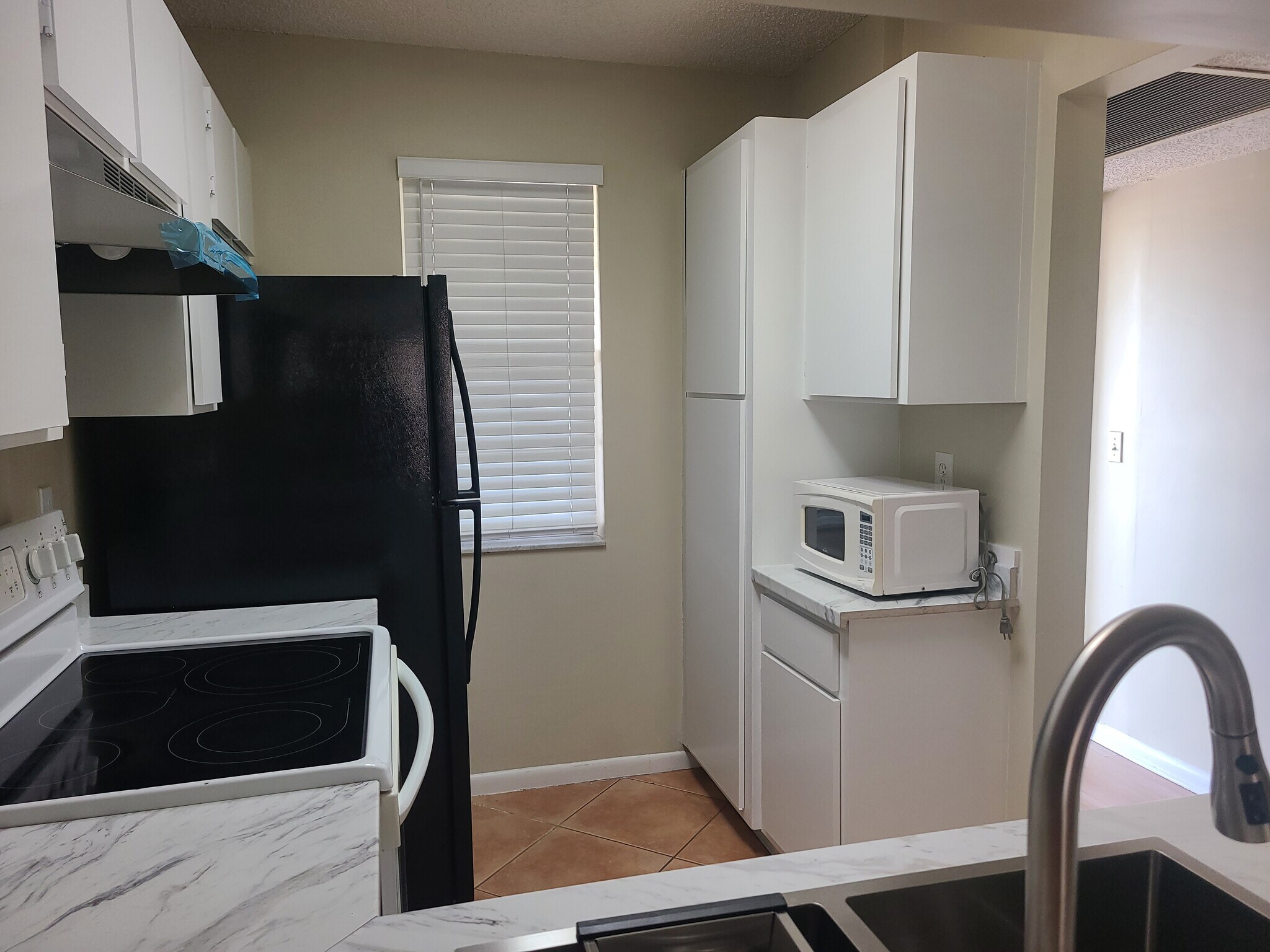 Building Photo - 9927 Three Lakes Cir