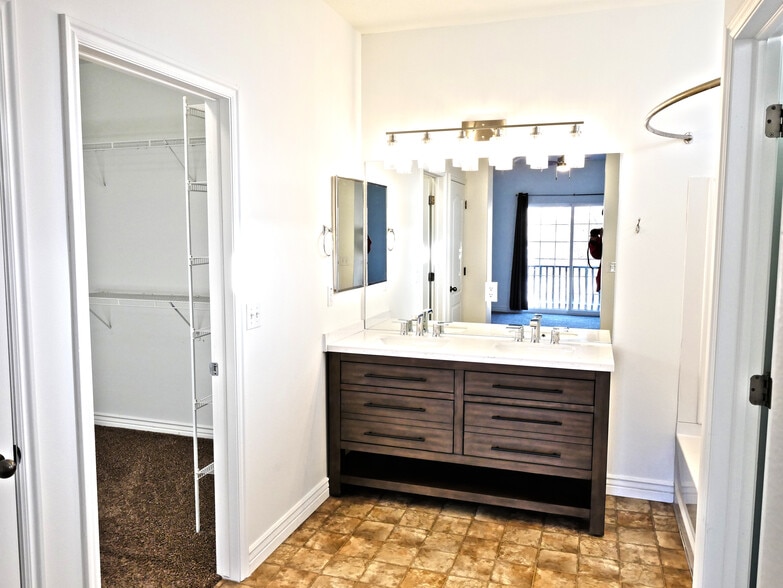 Building Photo - 3953 W Watkins Way