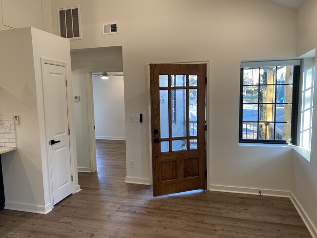 Building Photo - 2903 Crescent Ave