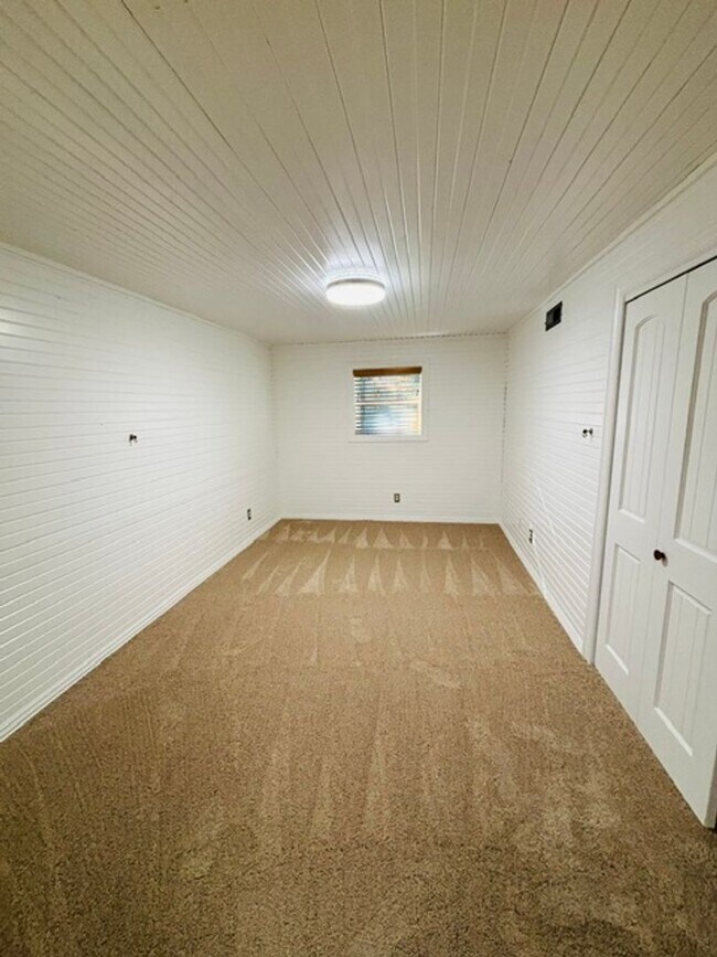 Building Photo - 700 E Edna St