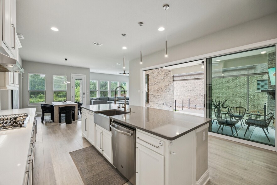 Building Photo - 4871 Lockwood Dr